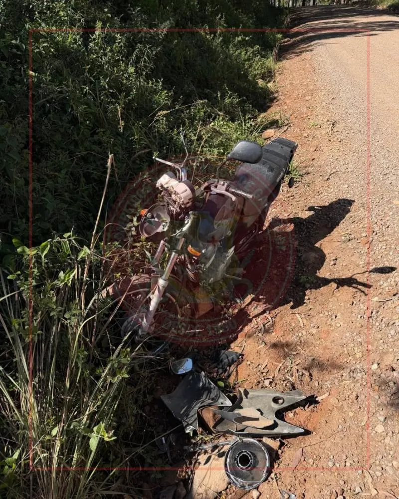 Queda de motocicleta deixa duas pessoas feridas