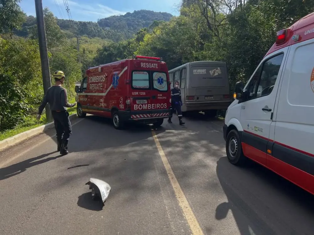 Acidente entre carro e ônibus deixa uma pessoa morta na VRS-415
