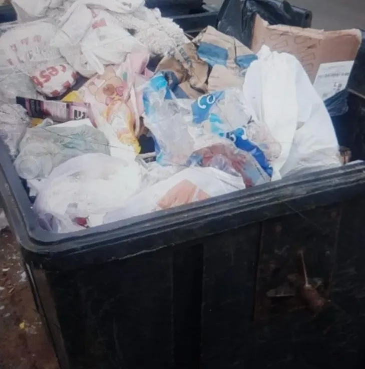 Feto é encontrado dentro de caçamba de lixo