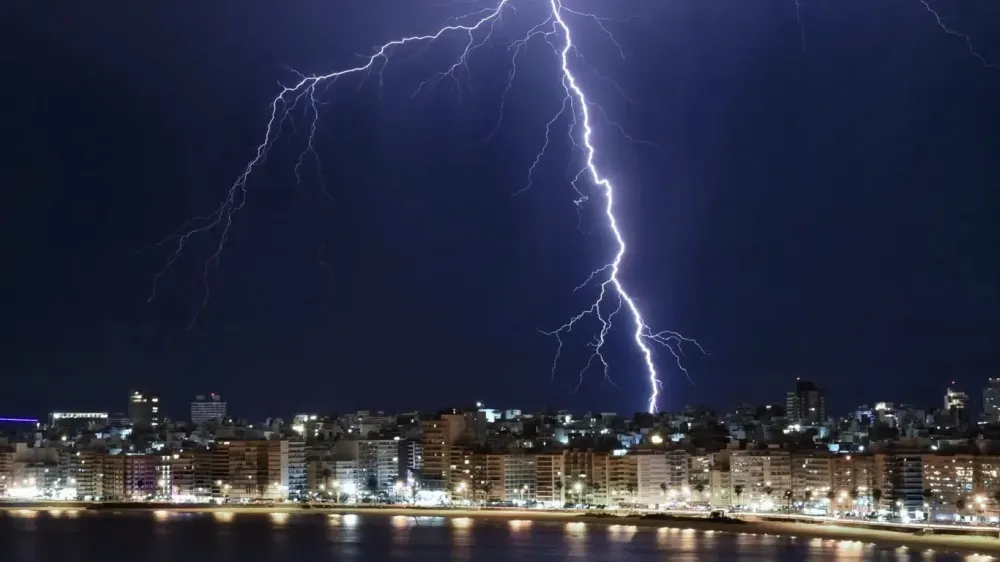 Uruguai (foto) deve ter chuva excessiva, muito granizo e alta incidência de raios. (Foto: MARIANA SUAREZ/AFP/METSUL)