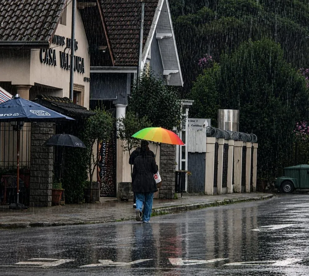 Domingo terá chuva, elevação de temperatura e alerta para temporais