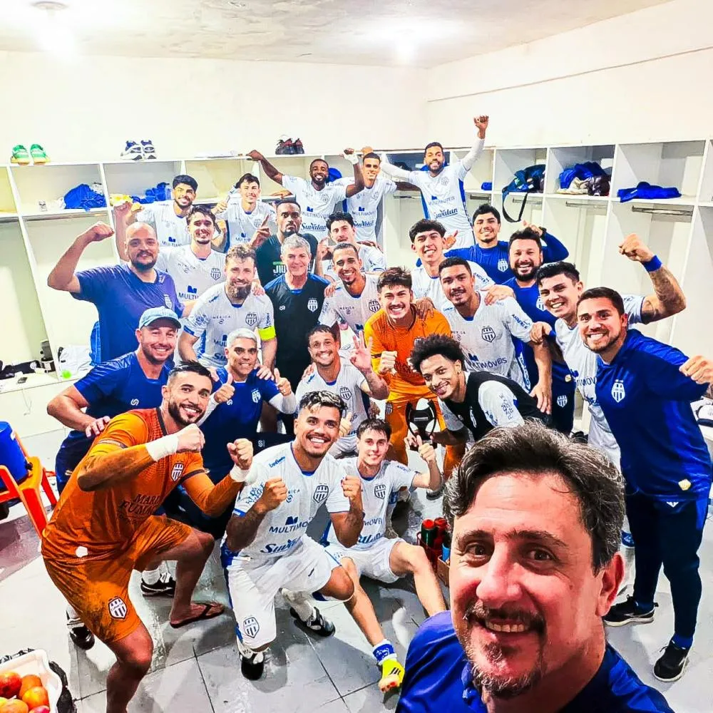 Equipe e comissão técnica comemoraram a grande atuação neste domingo - Foto: Reprodução