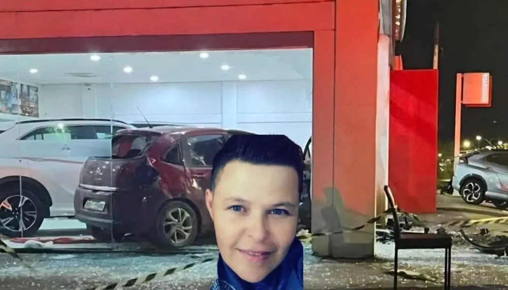 Mulher morre e passageira fica ferida após carro bater em poste