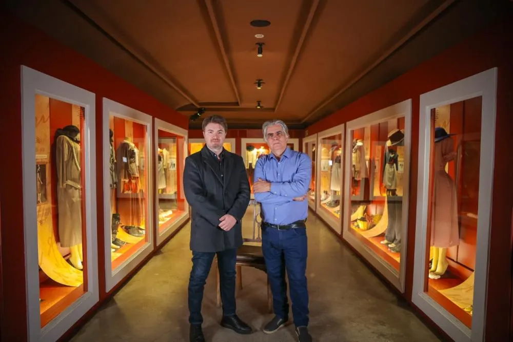 O cineasta e ator Emiliano Ruschel ao lado do escritor, jornalista e publicitário Luis H. Rocha. (Foto: Divulgação)