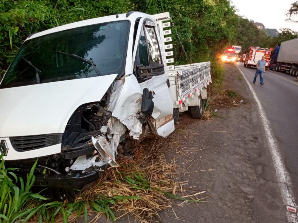 Motorista do caminhão não sofreu ferimentos na colisão
