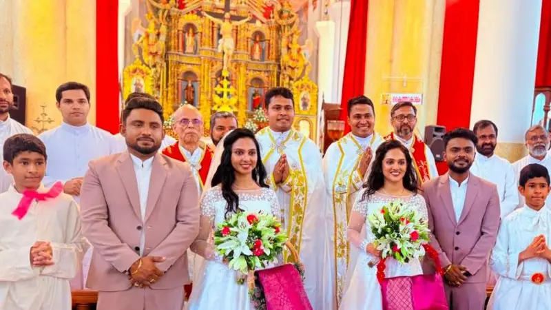 Casamento viraliza ao reunir noivos, noivas, padres e coroinhas gêmeos
