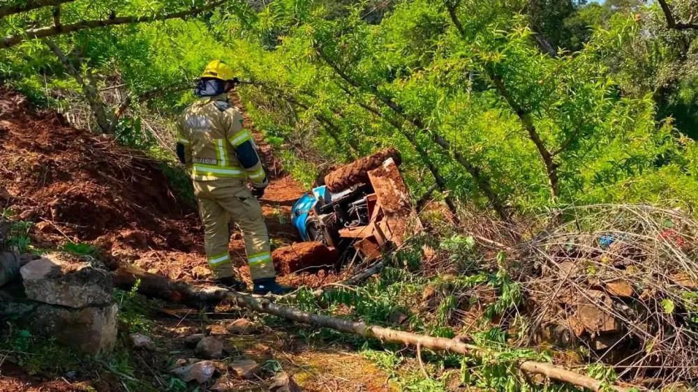 Agricultor de 58 anos morre após trator tombar no interior de Farroupilha