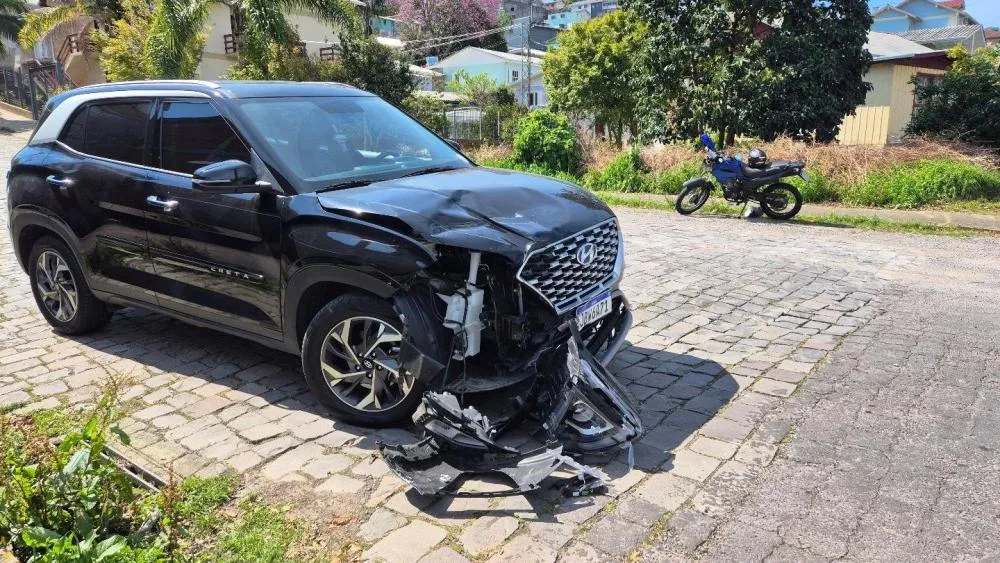 Apesar de ficar ferido, motociclista não sofreu ferimentos graves - Foto: Rádio Difusora