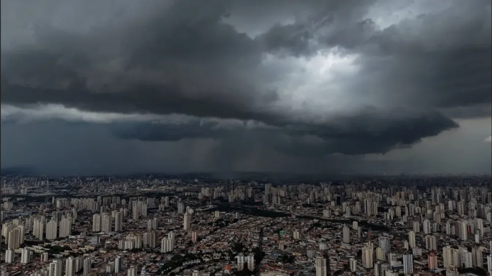 São Paulo (foto) vai ter um setembro com muito mais chuva do que o habitual. (Foto: ORUA/NURPHOTO/AFP/METSUL )