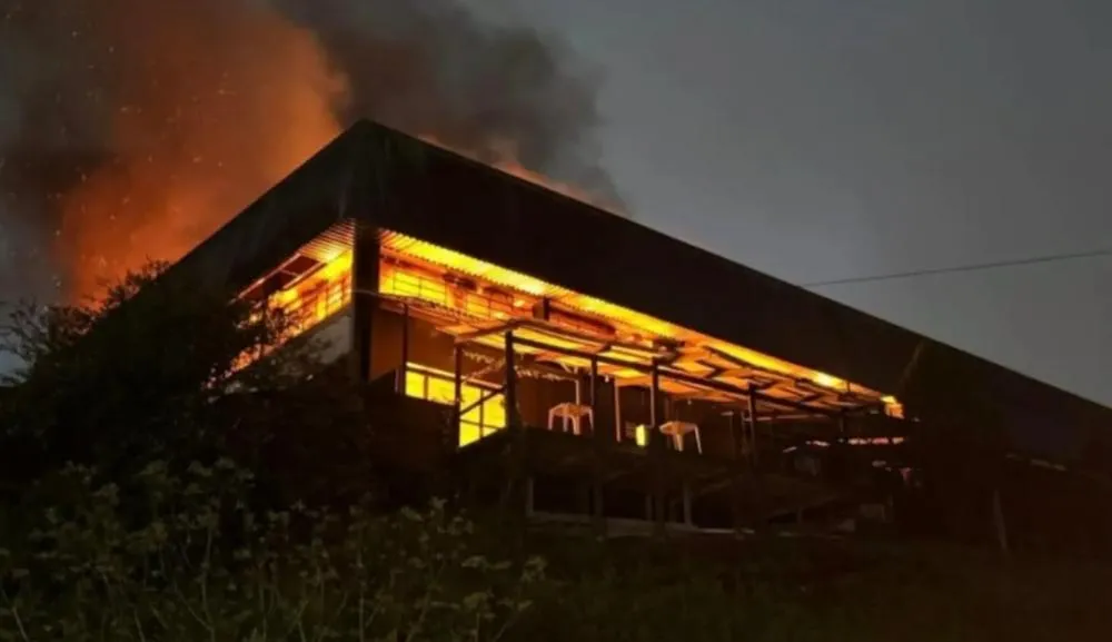 Incêndio de grandes proporções atinge prédio de clube em Farroupilha
