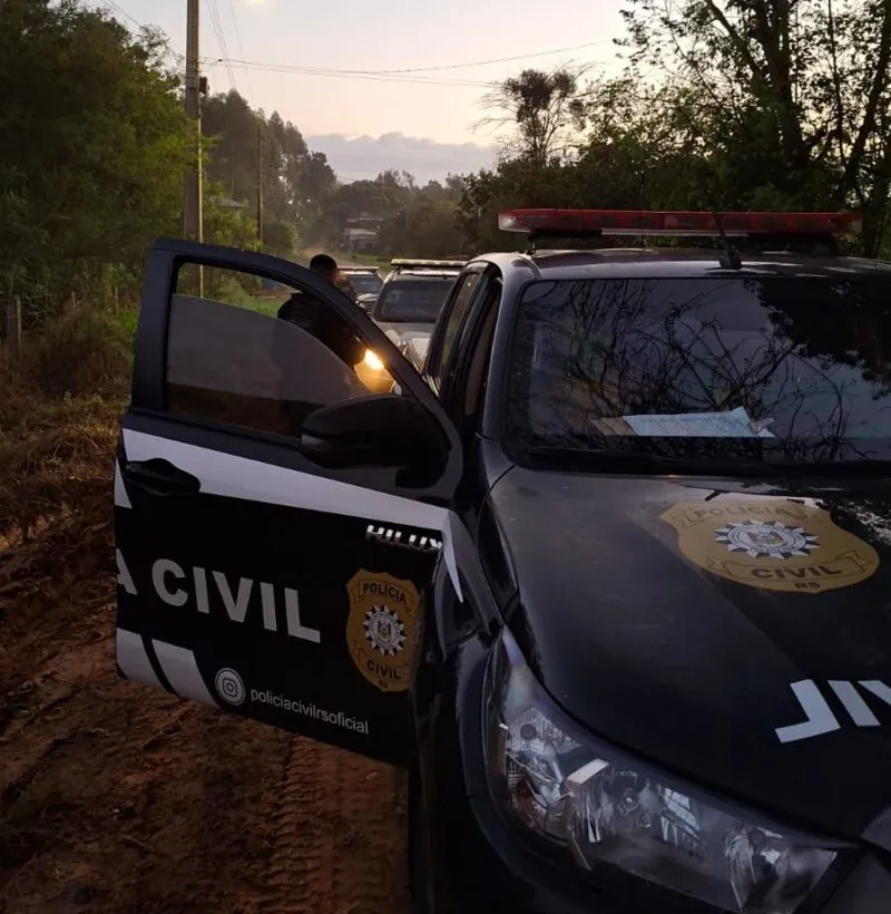 Dois homens são presos pela Polícia Civil suspeitos de roubos a residências