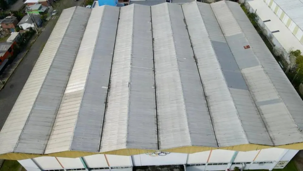 Seguem as obras de substituição do telhado do Ginásio Municipal