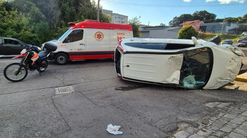 Mãe e filha ficam feridas após carro tombar no bairro Verona em Bento