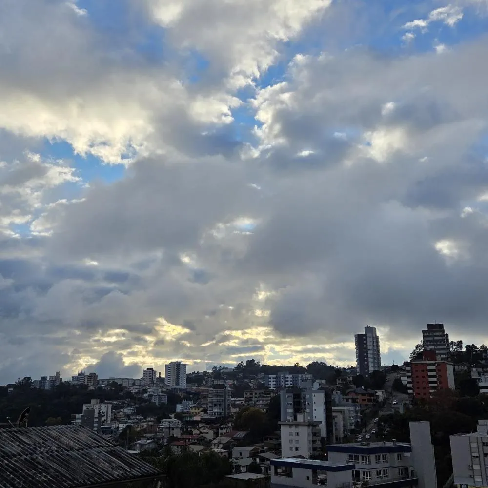 Sol entre nuvens e chuva à noite: previsão para esta quarta em Bento