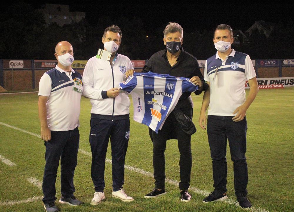 Vice-Presidente de Futebol, Guilherme Salton, Presidente Laudir Piccoli e Vice-Presidente de Marketing, Leocir Glowacki, entregaram a camisa alviazul ao ídolo gremista / Foto: Kévin Sganzerla