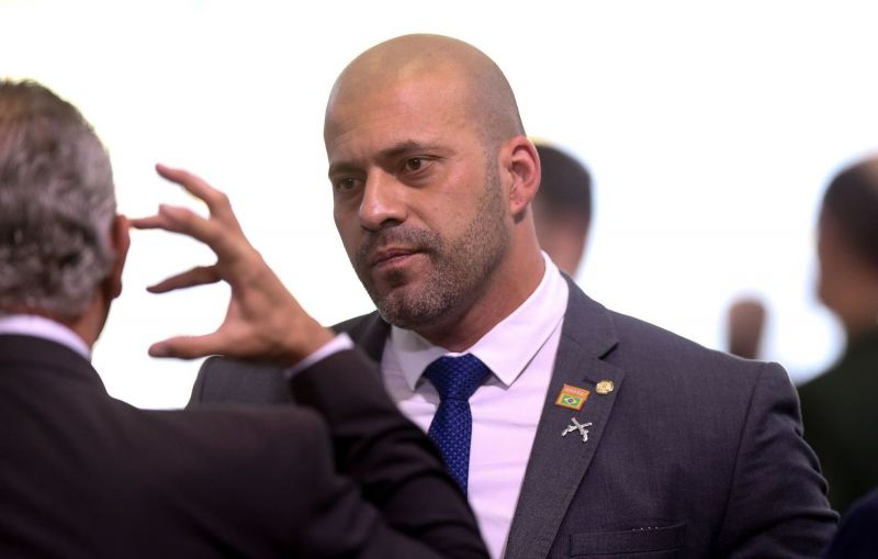 Daniel Silveira deixa cadeia para cumprir prisão domiciliar