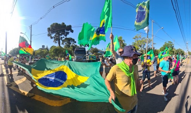 Milhares de manifestantes tomaram as ruas em BEnto Gonçalves e se mobilizaram em frente ao quartel do 6º BCOM.