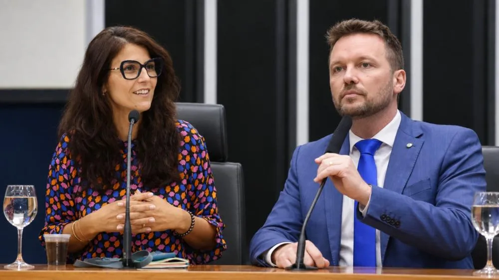 Manuela D'Ávila e Maurício Marcon tiveram que retirar vídeos de suas redes sociais - Fotos: Reprodução