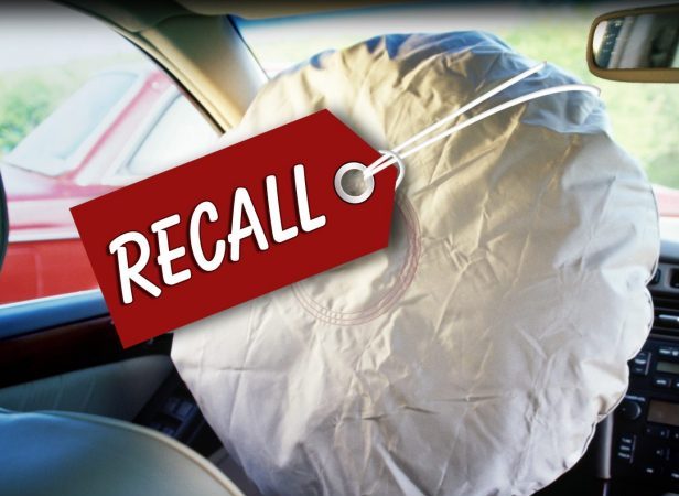 Segundo a GM, poderá ocorrer o rompimento do insuflador localizado no volante do veículo, provocando a dispersão de fragmentos de metal de sua carcaça.