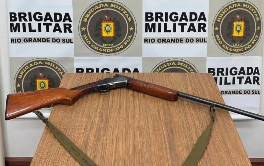 Homem é preso com espingarda após denúncia de ameaça contra a companheira