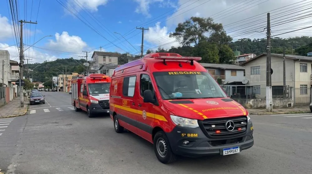 Colisão entre moto e caminhonete deixa motociclista ferido no bairro Borgo