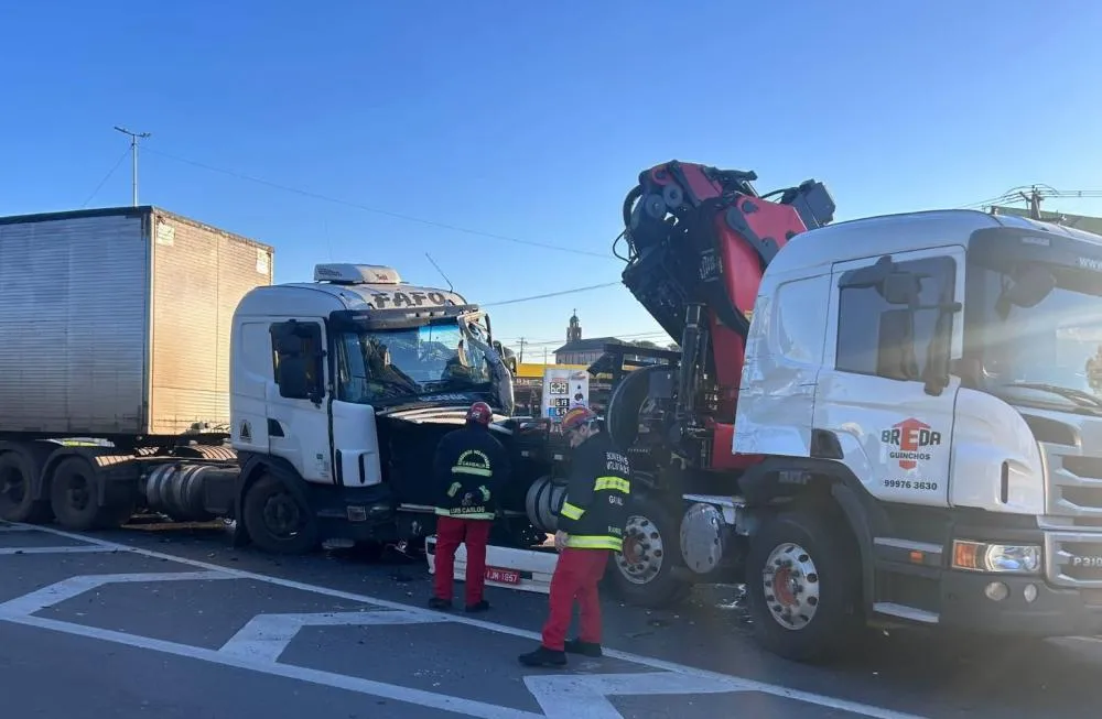 Colisão entre dois caminhões deixa um ferido na BR-470