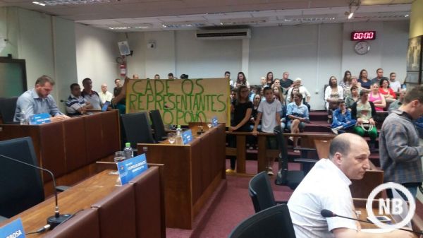 Prefeitura ignora audiência pública e pais vão à justiça por vagas no Alfredo Aveline