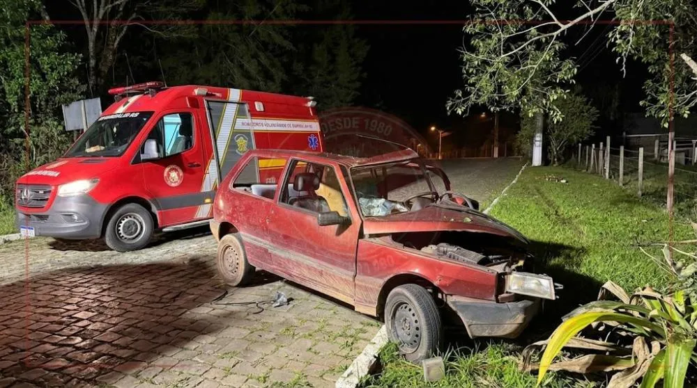 Saída de pista deixa pessoa ferida na rua Buarque de Macedo