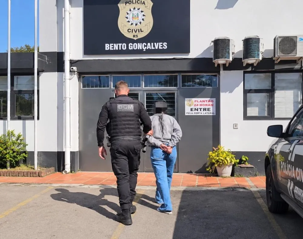 Mulher foi apresentada na DPPA de Bento e depois encaminhada à penitenciária - Foto: GCM/Divulgação