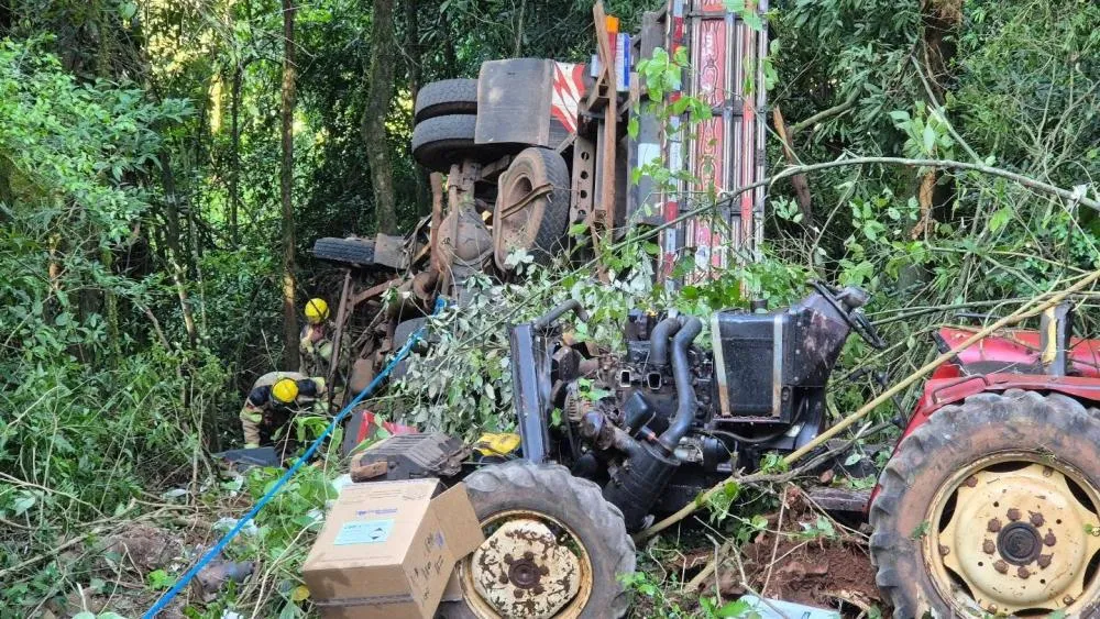 Caminhão tomba e mobiliza Bombeiros e SAMU no interior de Bento