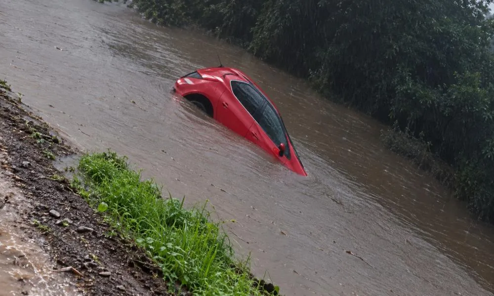 Automóvel ficou submerso e motorista foi socorrido pelo Corpo de Bombeiros e trabalhadores do entorno - Foto: Reprodução