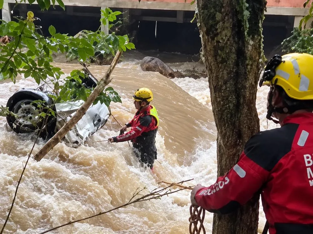 Força da correnteza dificulta a retirada das vítimas do automóvel - Foto: Corpo de Bombeiros/Reprodução