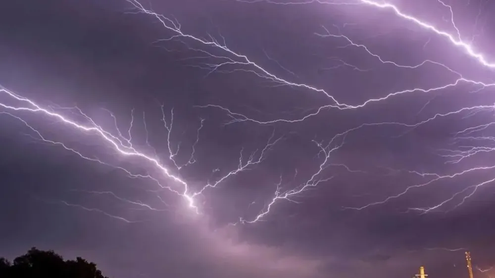 RS registra mais de 400 mil raios em 24 horas durante onda de tempestades