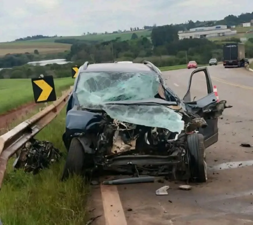 Acidente entre T-Cross e carreta deixa motorista preso às ferragens na BR-285