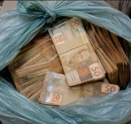 Polícia Civil investiga origem de sacola com dinheiro deixada em bar