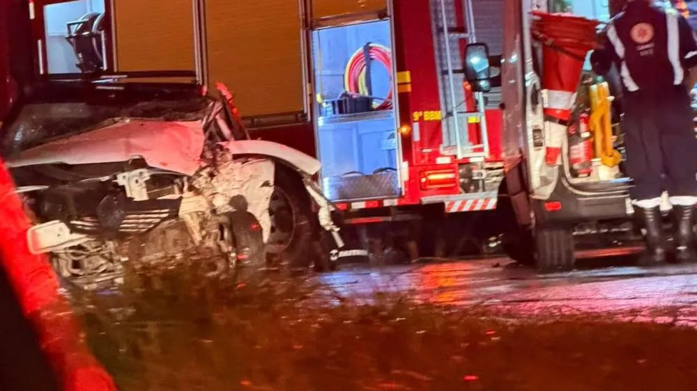 Seis pessoas ficam feridas, incluindo três crianças, em colisão na Estrada do Mar