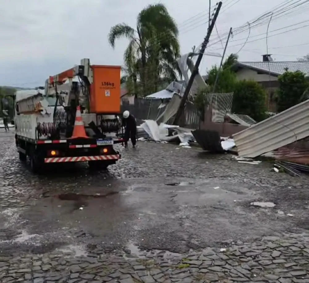 Temporal causa estragos, destelha casa e derruba poste no RS