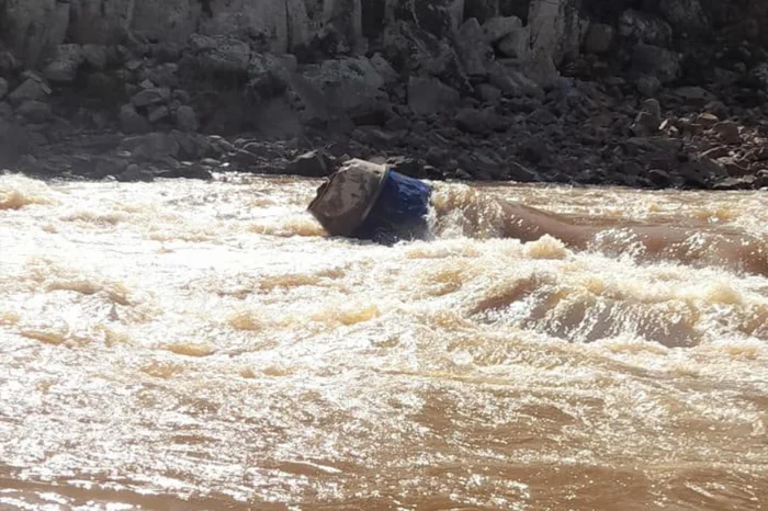 Caminhão betoneira é localizado parcialmente submerso no Rio das Antas