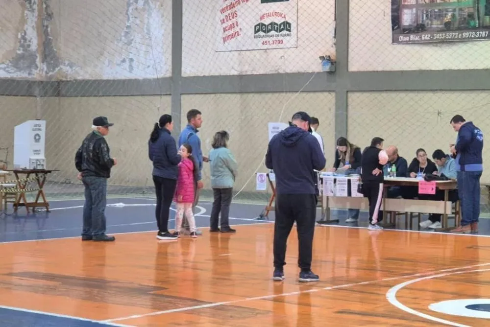 Eleitor pode ir com camiseta partidária votar, mas não pode pedir votos - Foto: Rádio Difusora