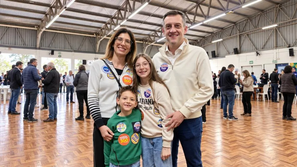 Guilherme Pasin, ao lado da esposa Cinthia e dos filhos no dia da votação - Foto: Reprodução