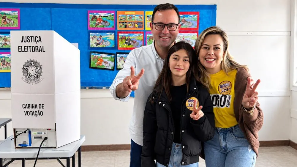 Diogo Siqueira votou acompanhado da esposa Cláudia e a filha Martina - Foto: Reprodução