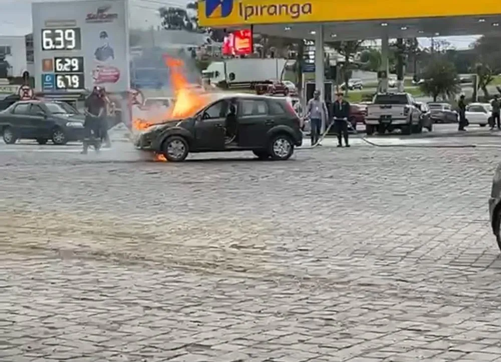 Carro pega fogo no pátio de posto na BR-470, em Garibaldi
