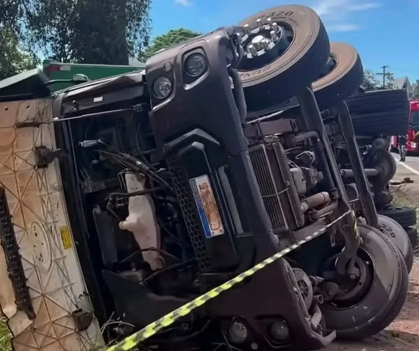 Caminhão tomba na RSC-453 e atinge pedestre