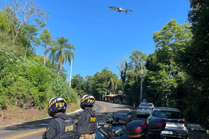PRF utiliza drones para flagrar ultrapassagens e manobras proibidas na BR-470