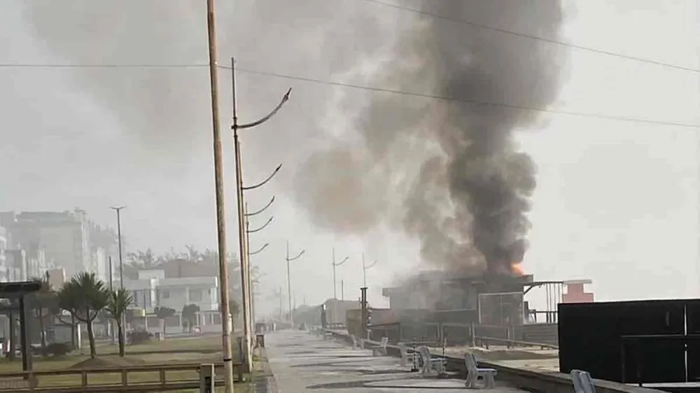 Incêndio destrói quiosque tradicional na beira da praia de Capão da Canoa