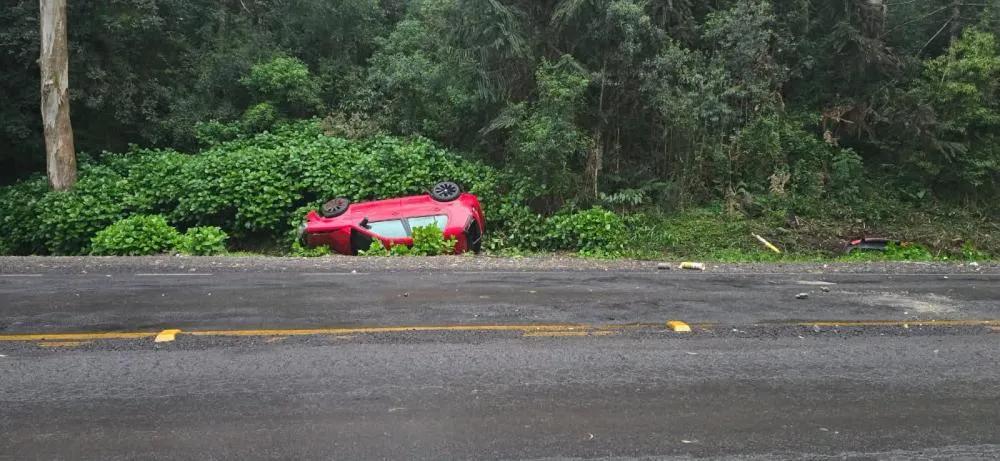 Carro capota na VRS-813 e motorista abandona o local