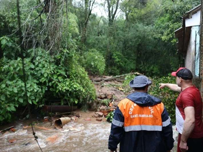 Chuvas causam estragos em 15 municípios e afetam 11 mil pessoas no RS