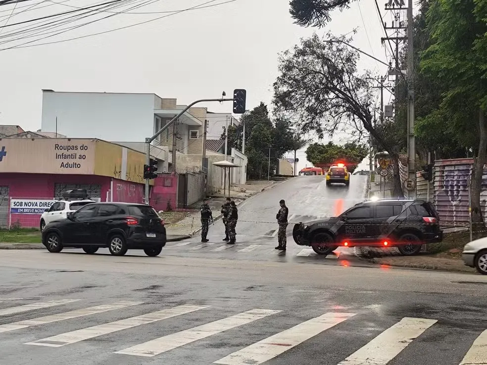 Homem que invadiu escola e fez crianças reféns é morto pela polícia