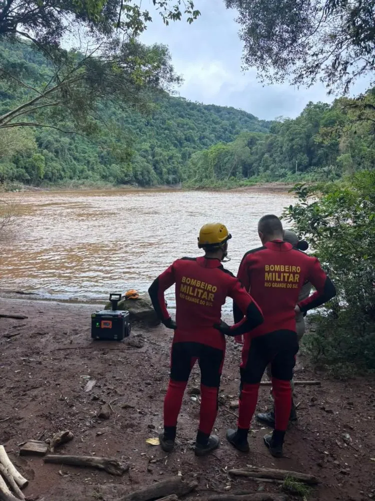 Forças de segurança realizam buscas por mulher desaparecida no Rio Carreiro