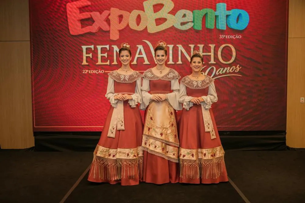A Imperatriz do vinho Alana Foresti e pelas damas de honra Jéssica Bellé e Bianca Dall Agnol apresentaram seus novos trajes - Fotos: Cesar Silvestro